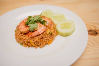Kızarmış pirinç ve karides, Tayland yemeği.