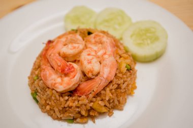 Kızarmış pirinç ve karides, Tayland yemeği.