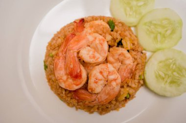 Kızarmış pirinç ve karides, Tayland yemeği.