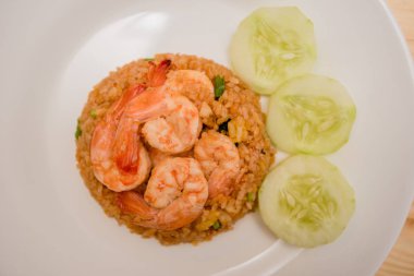 Kızarmış pirinç ve karides, Tayland yemeği.