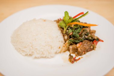 tavada kızartılmış et ve fesleğen ile pirinç, Tayland Gıda