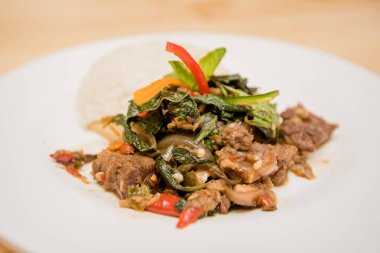 tavada kızartılmış et ve fesleğen ile pirinç, Tayland Gıda