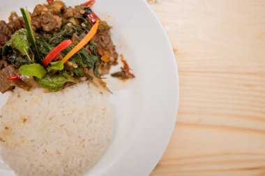 tavada kızartılmış et ve fesleğen ile pirinç, Tayland Gıda