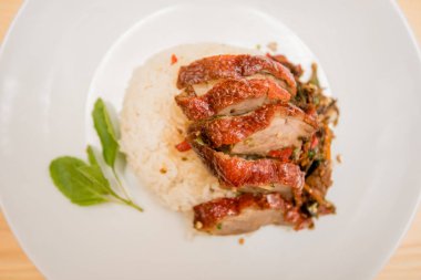 tavada kızartılmış kızarmış ördek ve fesleğen ve kızarmış yumurta ile pirinç, Tayland 