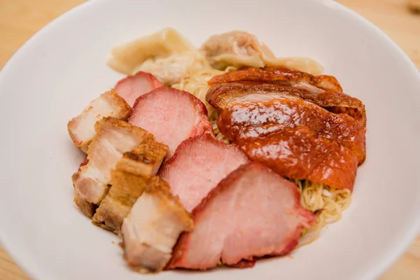 Nouilles au canard rôti et rôti de porc, cuisine thaïlandaise, cuisine chinoise — Photo