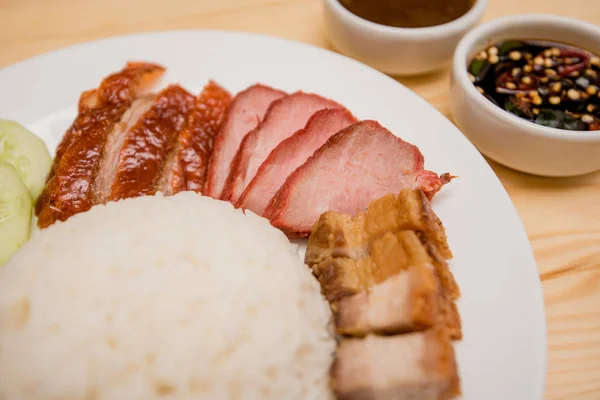 Pato assado e carne de porco assada com arroz, comida tailandesa, comida chinesa — Fotografia de Stock