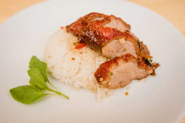 Aduk-goreng bebek panggang dan kemangi dan telur goreng dengan nasi, Thailand — Stok Foto