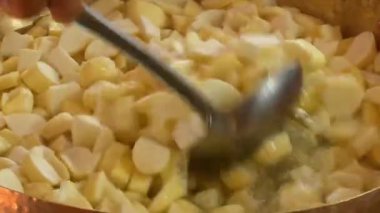 Pirinç tavada palmiye şekeri yapmak ve Tayland Geleneksel Tatlısı veya Khanom Thai, Tayland Mung Fasulyesi Marzipan ve Yumurta Yumurtası Tatlı Tarifi yapmak (Met Khanoon)