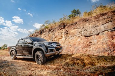 Isuzu D-max 20 Şubat 2020 'de Nakhonnayok, Tayland' da dağ yolunda seyahat ediyor.