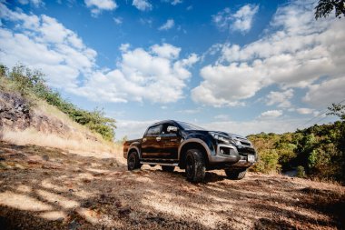 Isuzu D-max 20 Şubat 2020 'de Nakhonnayok, Tayland' da dağ yolunda seyahat ediyor.