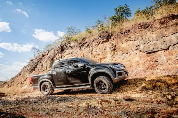 Isuzu D-max 20 Şubat 2020 'de Nakhonnayok, Tayland' da dağ yolunda seyahat ediyor.
