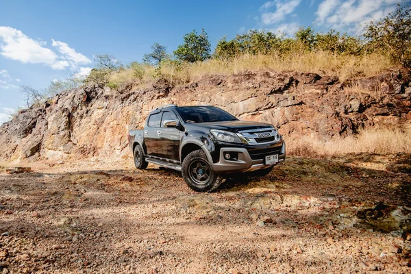 Isuzu D-max 20 Şubat 2020 'de Nakhonnayok, Tayland' da dağ yolunda seyahat ediyor.