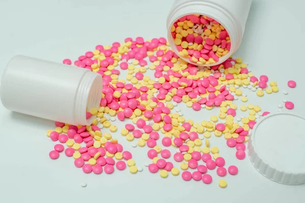 Πολλά Χάπια Φαρμάκων Λευκό Φόντο — Φωτογραφία Αρχείου