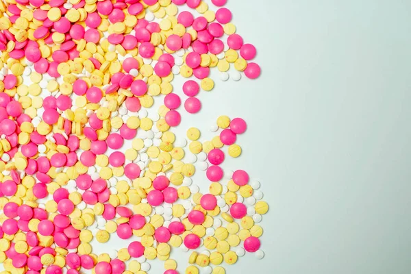 Molte Pillole Medicina Sfondo Bianco — Foto Stock