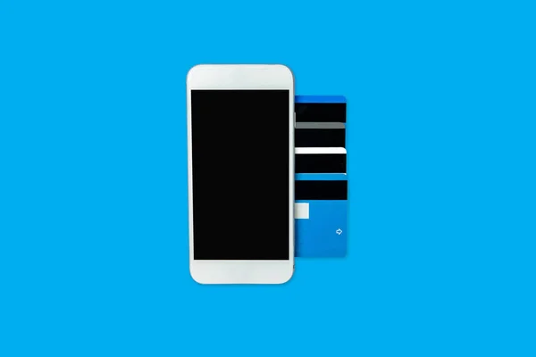 Kreditkarte Und Handy Online Shopping Konzept Isoliert Blau — Stockfoto