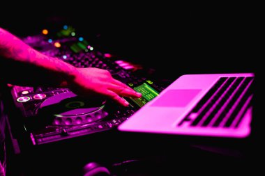 DJ ekipman güvertesinde ve partideki gece kulübünde DJ ile karıştırıyor.