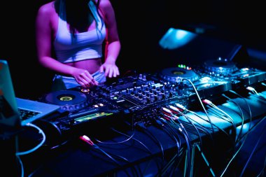 DJ ekipman güvertesinde ve partideki gece kulübünde DJ ile karıştırıyor.