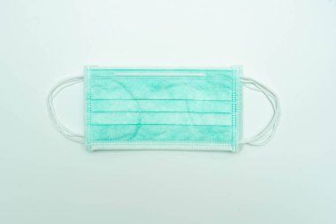 Tıbbi yüz maskesi beyaz arka planda izole edilmiş, Corona virüs koruması