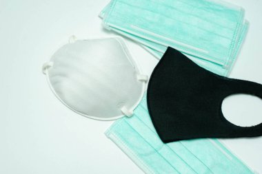 Tıbbi yüz maskesi beyaz arka planda izole edilmiş, Corona virüs koruması