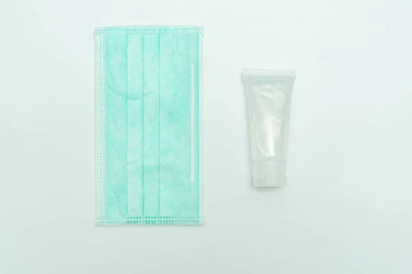 Máscara Facial Médica Gel Álcool Desinfetante Mão Isolado Fundo Branco — Fotografia de Stock