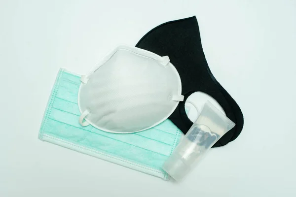 Máscara Facial Médica Gel Álcool Desinfetante Mão Isolado Fundo Branco — Fotografia de Stock