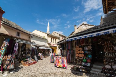 Mostar, Bosna Hersek - Ağustos 2016: alışveriş caddesi Mostar