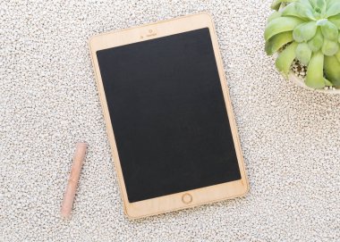 Tebeşir tahtası beyaz taş zemin üzerine tablet şeklinde
