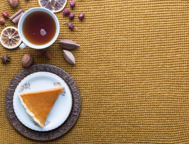 Fincan siyah çay ve dokuma Sarı zemin üzerine kabak pasta