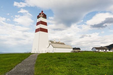 Alnes, Norveç - Ağustos 2017: Alnes feneri Godoy Adası