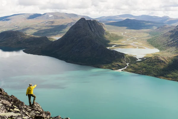 Kız Besseggen üzerinde ayakta bakan Gjende ve Ovre Leirungen göl, Norveç ridge