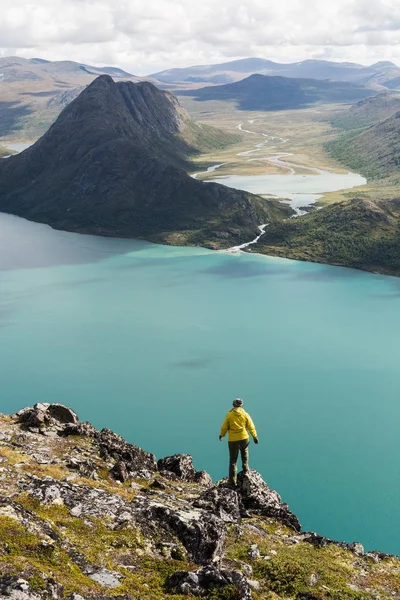 Κορίτσι στέκεται πάνω σε Besseggen κορυφογραμμή με θέα λίμνες Gjende και Ovre Leirungen, Νορβηγία — Φωτογραφία Αρχείου