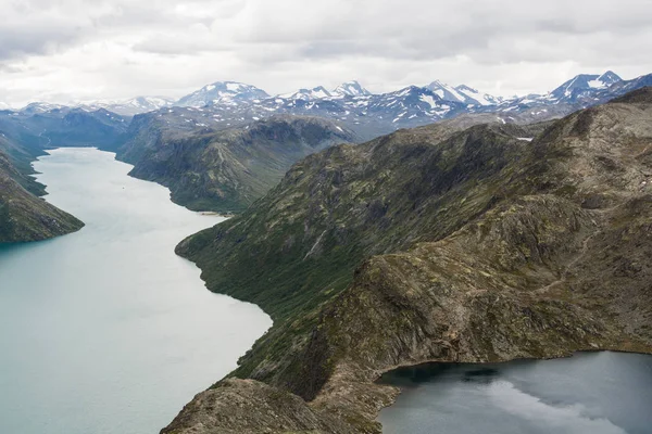 Θέα από την κορυφογραμμή Besseggen στη λίμνη Gjende και Memurubu, Νορβηγία — Φωτογραφία Αρχείου