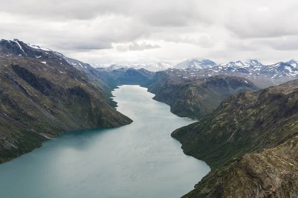 Вид з хребта Besseggen над озером Gjende і Memurubu, Норвегія — стокове фото