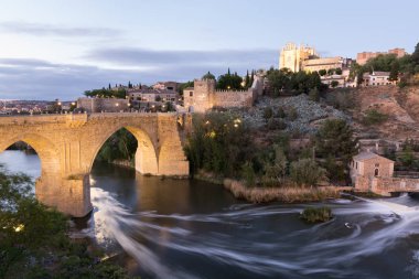 Akşam görünümünü Toledo tarihi kent merkezine, de Alcantara Köprüsü ve Tagus Nehri