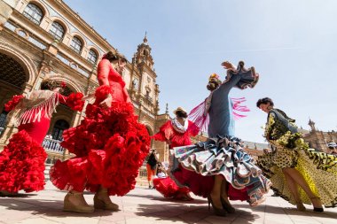 Sevilla, İspanya - 2017 olabilir: Genç kadın üzerinde Plaza de Espana Flamenko dans
