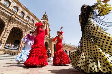 Sevilla, İspanya - 2017 olabilir: Genç kadın üzerinde Plaza de Espana Flamenko dans