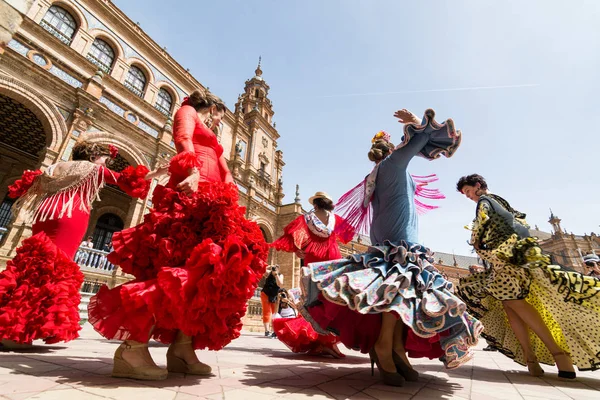 Sevilla, İspanya - 2017 olabilir: Genç kadın üzerinde Plaza de Espana Flamenko dans