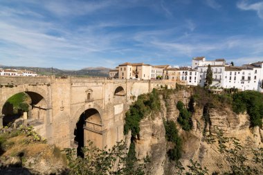 Ronda, İspanya - Mayıs 2017: Puente Nuevo Köprüsü ve eski şehir