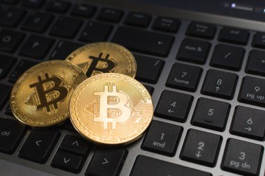 Laptop klavye üzerinde yalan Bitcoin cryptocurrency paraları