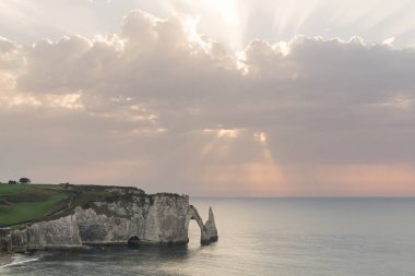 Laiguille gün batımı görünümü veya iğne rock ve Porte daval, Etretat, Kuzey Batı Fransa'nın Normandiya bölgesinin Seine-Maritime bölümünde bir komün