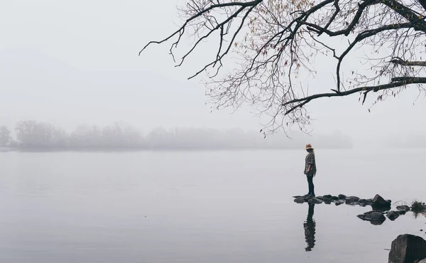 Жінка силует на березі річки в ранковому тумані — стокове фото