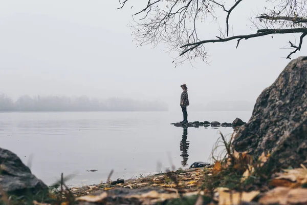 Silhueta mulher na margem do rio no nevoeiro da manhã — Fotografia de Stock