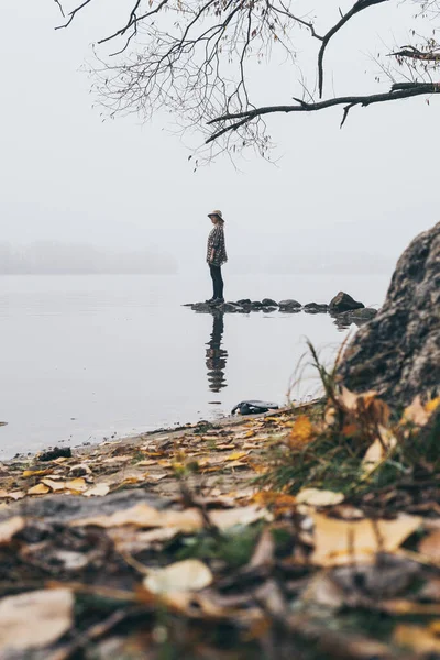Vrouw silhouet op de oever van de rivier in de ochtend mist — Stockfoto