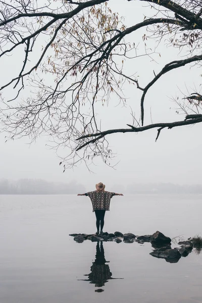 Silhouette de femme sur la rive de la rivière dans le brouillard du matin — Photo