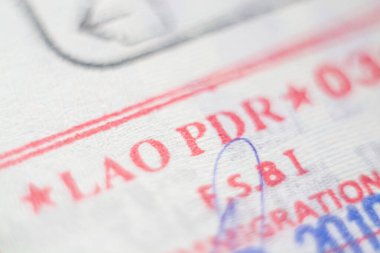 Vientiane, Laos - Kasım 2019: Pasaportdaki Laos ülke giriş damgasının kapatılması