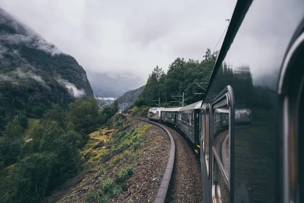 Spiegelung im Zugfenster der Flamsbana-Bergbahn in Flam, Norwegen — Stockfoto