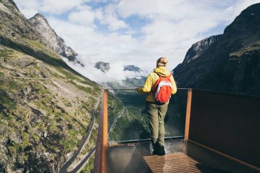 Norveç 'in daha fazla og Romsdal bölgesindeki Trollstigen dağ yolunda manzaranın tadını çıkaran İskandinav kadın.