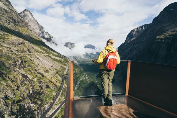 Mujer escandinava disfrutando de la vista sobre el camino de montaña Trollstigen en Más og Romsdal, Noruega —  Fotos de Stock