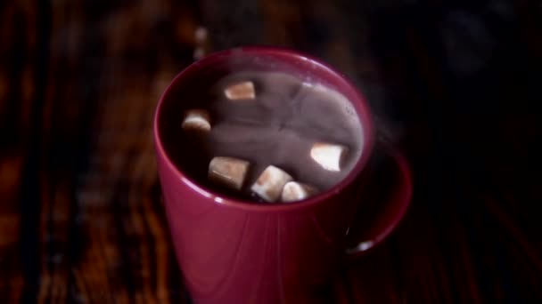 Медленное движение зефира падает в чашку с горячим шоколадным напитком — стоковое видео