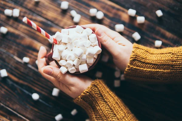 Vrouwelijke handen met warme chocolademok bedekt met marshmallow — Stockfoto